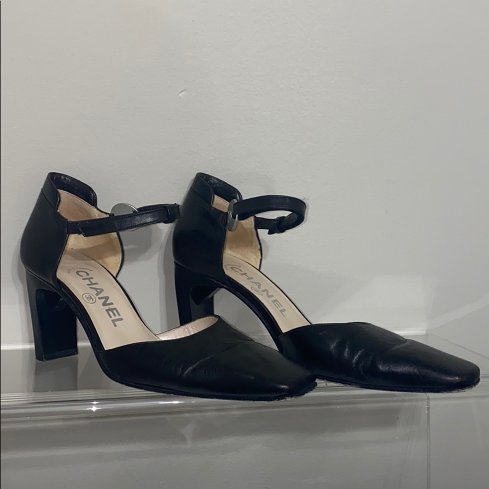Chanel black pumps heels